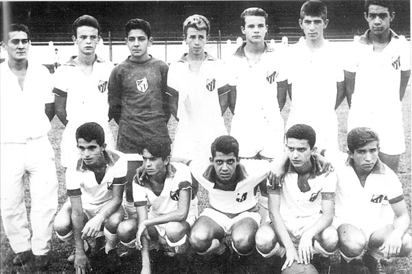 O leitor e amigo Carlinhos Granero envia esta foto de um time juvenil da cidade, lá no começo dos anos 60, reunindo muita gente conhecida, hoje já bem mudados. Em pé, da esquerda para a direita: Vicente, Carlinhos, Angelim, Xavier, Hugo Chereguini, Beto e